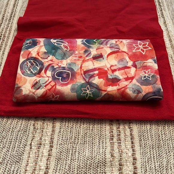 Authentic Carolina Herrera Satin Clutch with bag and tags. - Picture 5 of 5